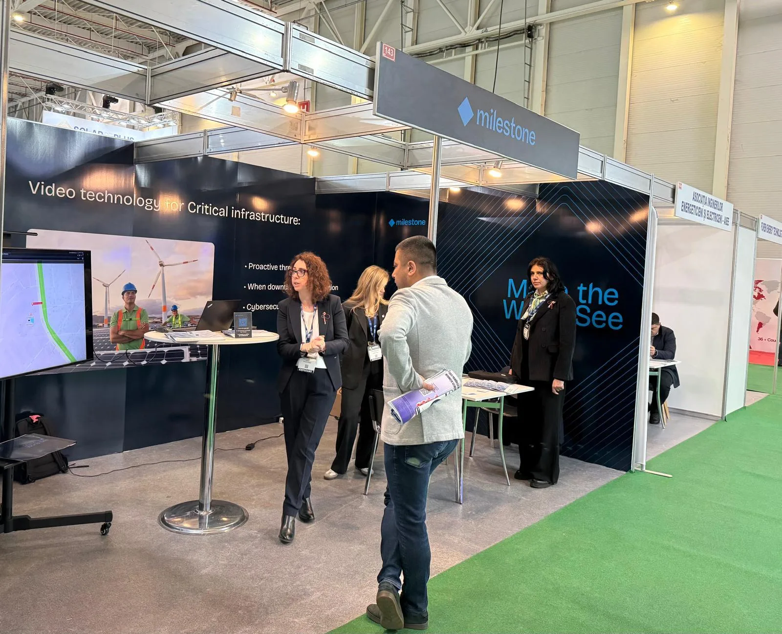 Standul Milestone Systems la Green Energy Expo, prezentând soluții video inovatoare.