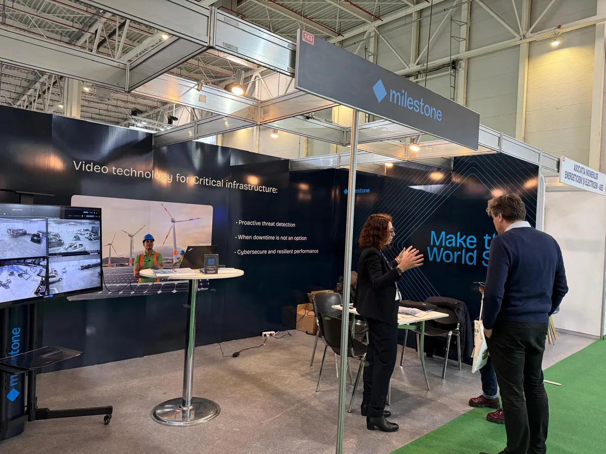 Standul Milestone Systems la Green Energy Expo, prezentând soluții video inovatoare.