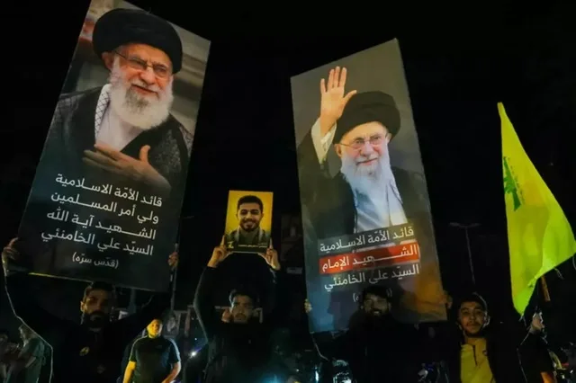 Protestatari susțin Hezbollah cu bannere și steaguri în sudul Libanului.