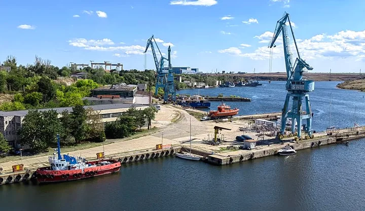 Vedere panoramică a șantierului naval Damen Mangalia pe malul apei.