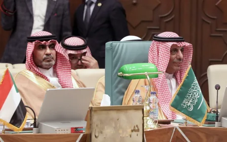 Reprezentanți ai Arabiei Saudite la o întâlnire diplomatică importantă.