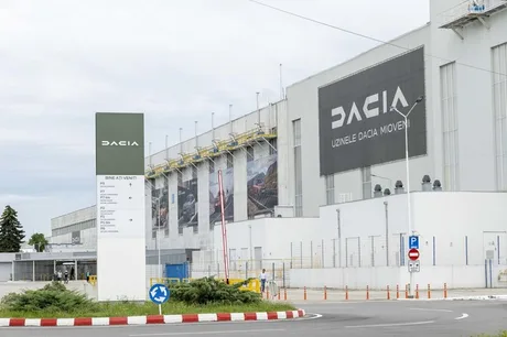 Fabrica Dacia din Mioveni, simbol al industriei auto românești.