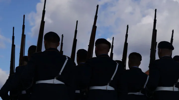 Soldați în uniformă, pregătiți pentru exerciții militare.