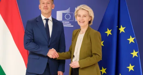 Ursula von der Leyen și Peter Magyar la Bruxelles, discutând despre fonduri europene.