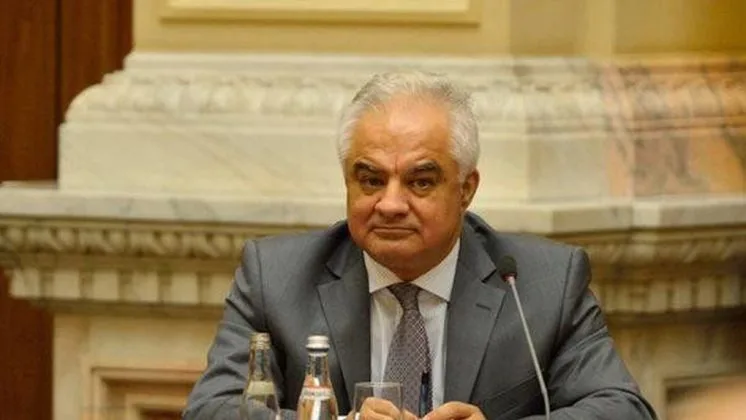 Eugen Rădulescu discutând despre situația economică a României.