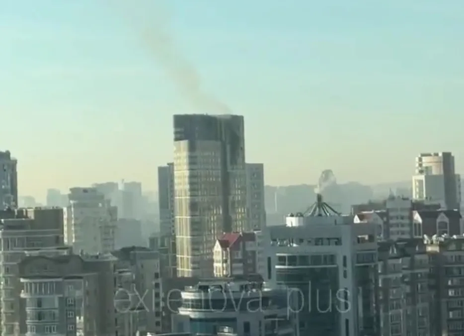 Fum ieșind dintr-o clădire în oraș, semn al unui incident recent.