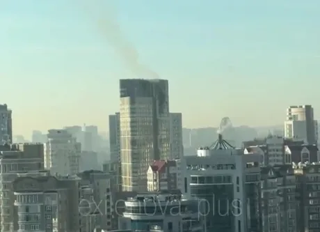 Fum ieșind dintr-o clădire în oraș, semn al unui incident recent.