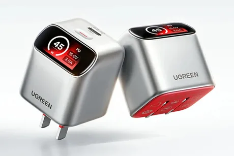 Încărcător GaN Ugreen de 45W cu ecran pentru monitorizarea parametrilor de încărcare.