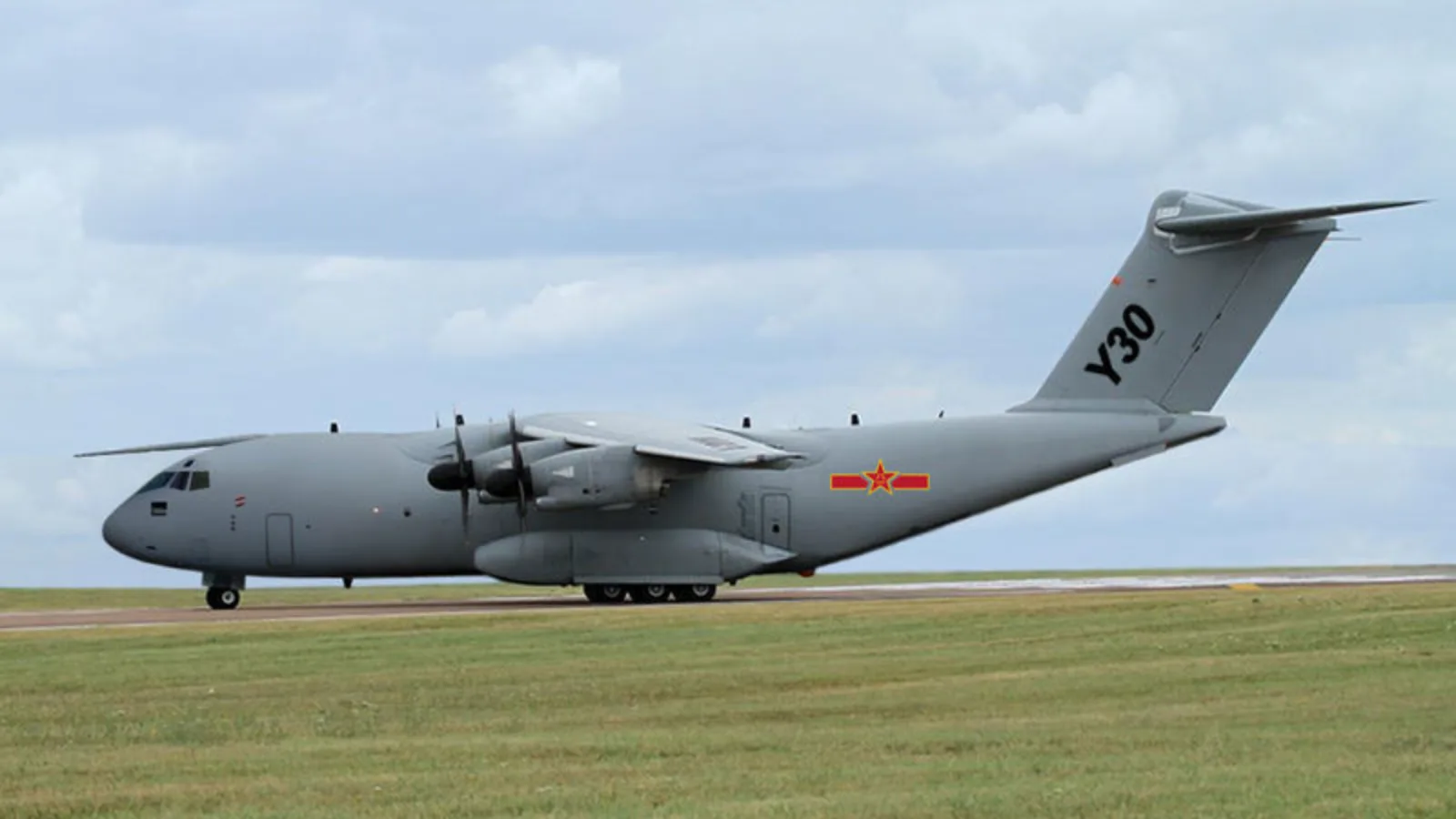 Avionul Y-30, un transportor mediu chinezesc, pe pista de decolare.