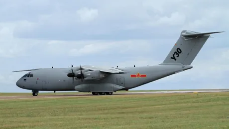 Avionul Y-30, un transportor mediu chinezesc, pe pista de decolare.