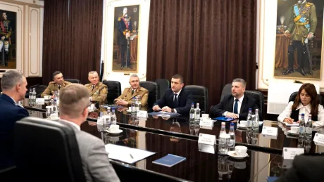 Întâlnire oficială între lideri militari la București pentru securitate regională.