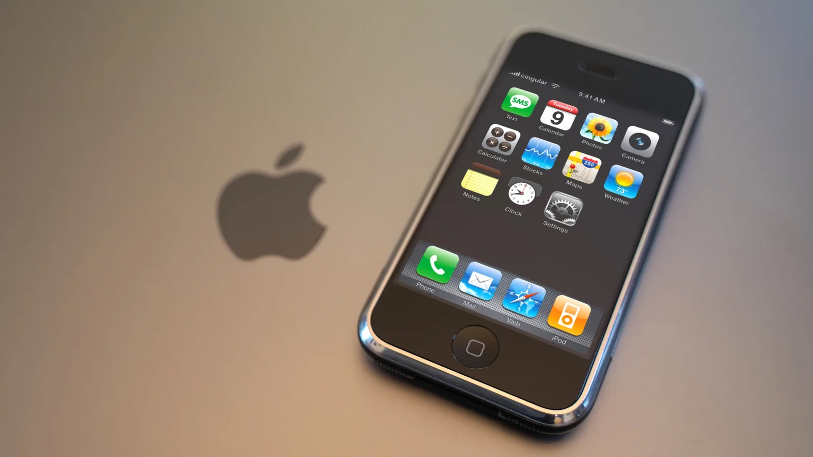 iPhone original cu aplicații pe ecran, design elegant și logo Apple.