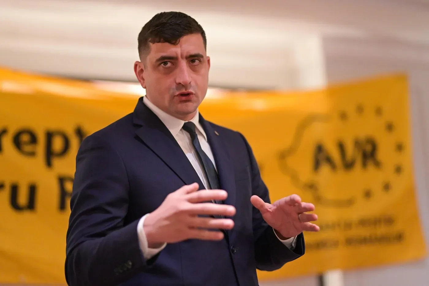 George Simion discută despre strategia AUR în Parlament.