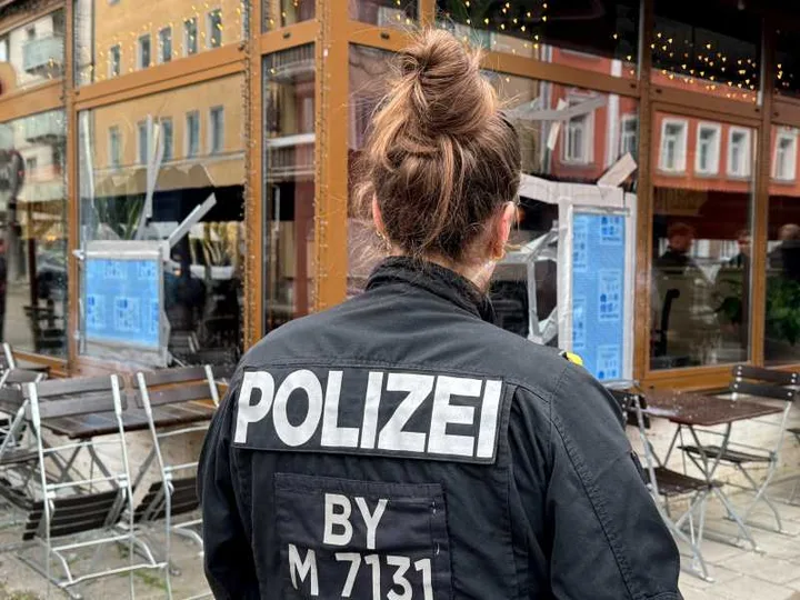 Ofițer de poliție în fața unui restaurant din Leipzig.