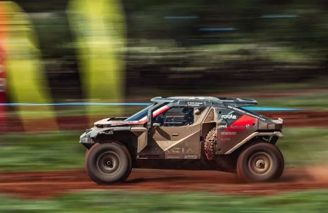 Mașină de raliu Dacia Sandriders pe un traseu de competiție în Argentina.