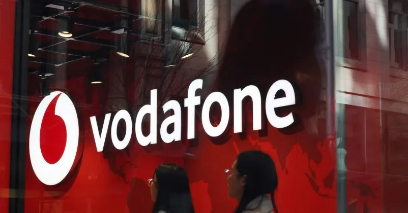 Logo Vodafone pe un fundal roșu, simbolizând inovația în soluții IoT.
