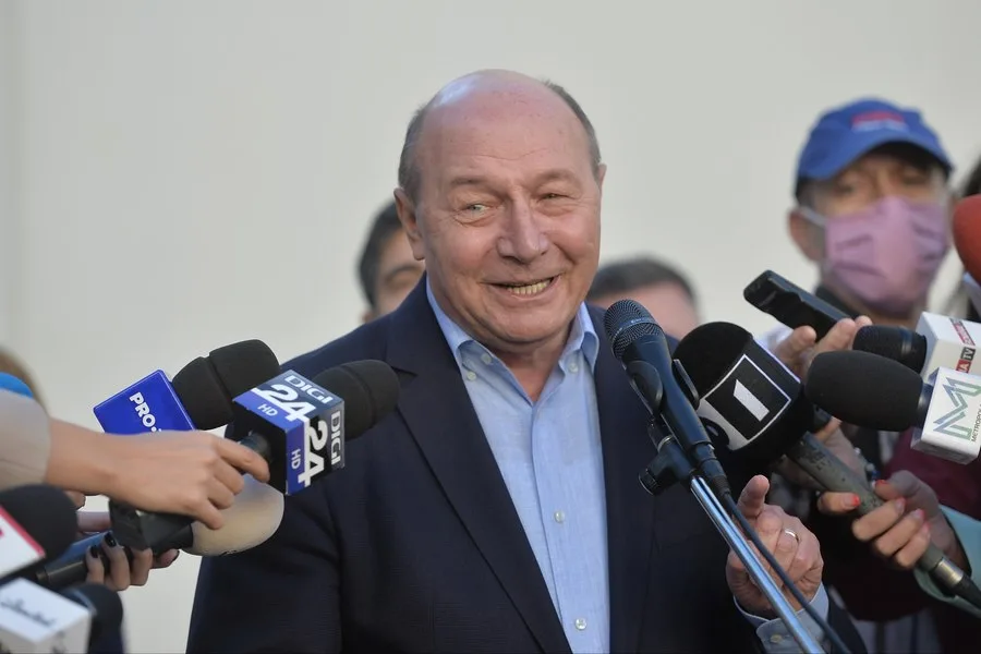 Traian Băsescu discută despre negocierile guvernamentale și responsabilitățile politice.