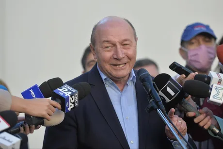 Traian Băsescu discută despre negocierile guvernamentale și responsabilitățile politice.