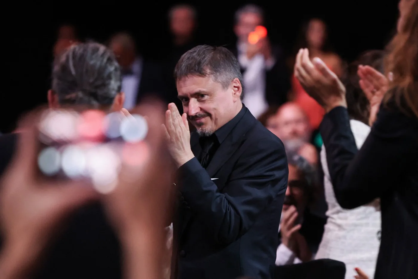 Cristian Mungiu primește aplauze la Cannes pentru filmul său premiat.