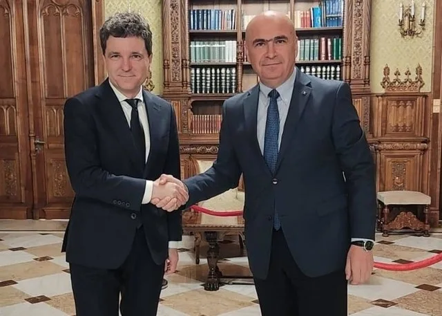Ilie Bolojan și Nicușor Dan discutând despre guvernare și criza politică.