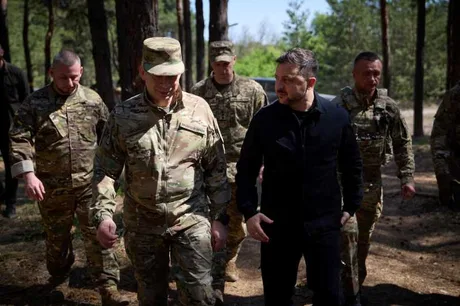 Zelenski discută cu militarii pe frontul din sud-estul Ucrainei.