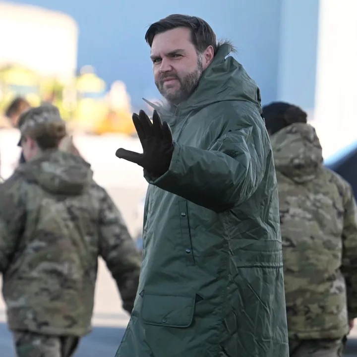 Vicepreședintele JD Vance salută în timpul unei vizite oficiale.