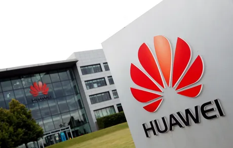 Logo-ul Huawei pe fondul clădirii companiei, simbolizând succesul în piața smartphone-urilor.