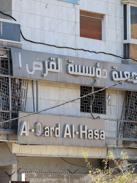 Sucursala băncii Al-Qard Al-Hassan din Beirut, distrusă în urma atacului aerian.