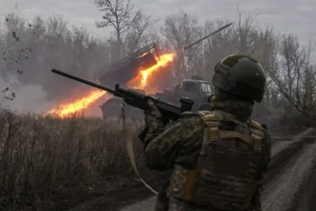 Un soldat ucrainean trăgând în timpul unui conflict armat.