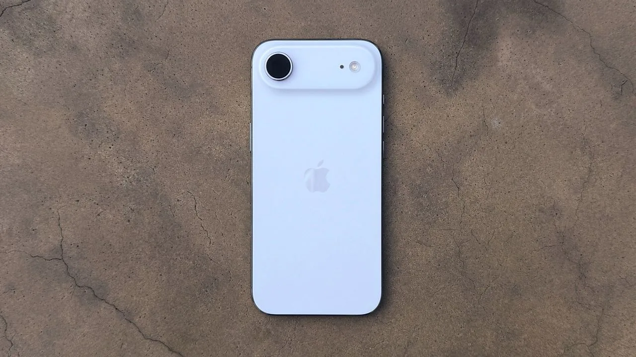 Un telefon Apple alb, cu un design elegant și cameră rotundă.