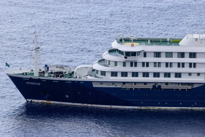 Nava MV Hondius ancorată în largul insulei Tenerife, pregătindu-se pentru evacuarea pasagerilor.