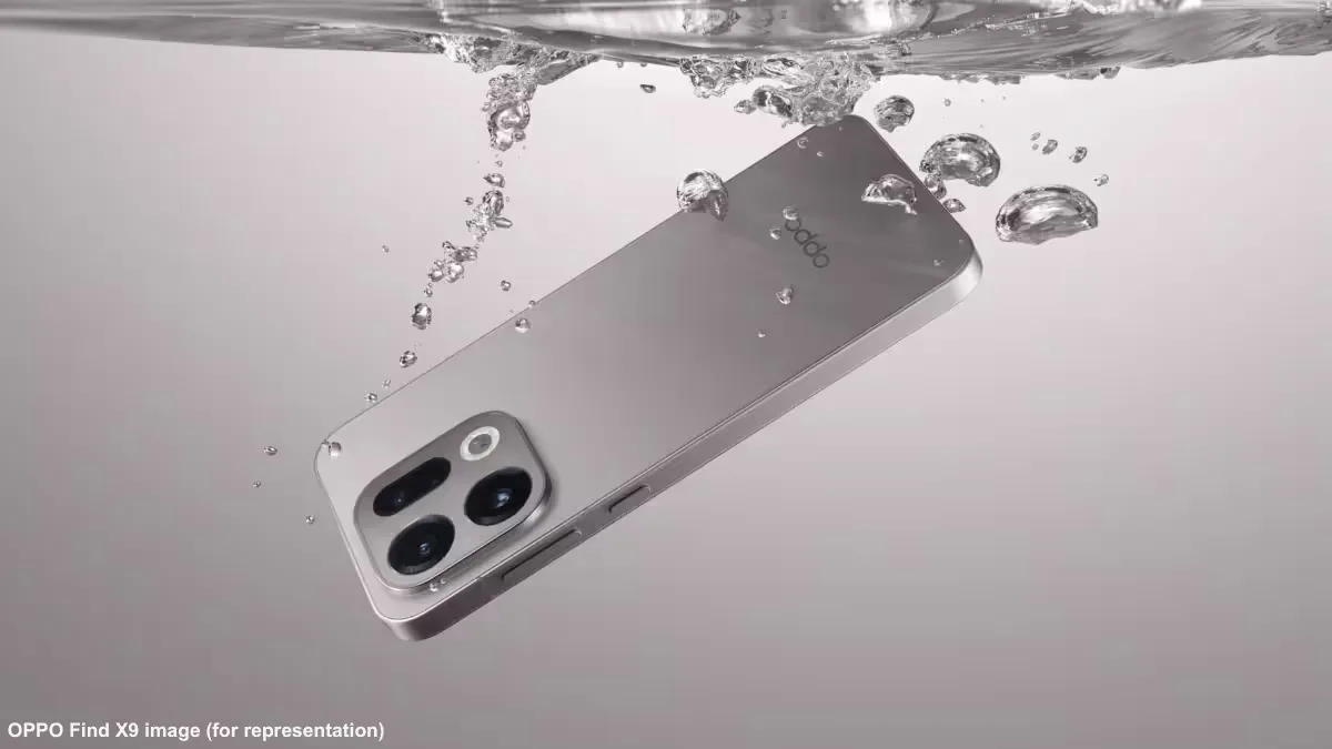 Telefon OPPO Find X10 scufundat în apă, cu design elegant și camere distincte.