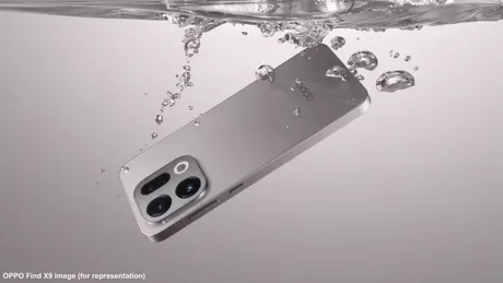 Telefon OPPO Find X10 scufundat în apă, cu design elegant și camere distincte.