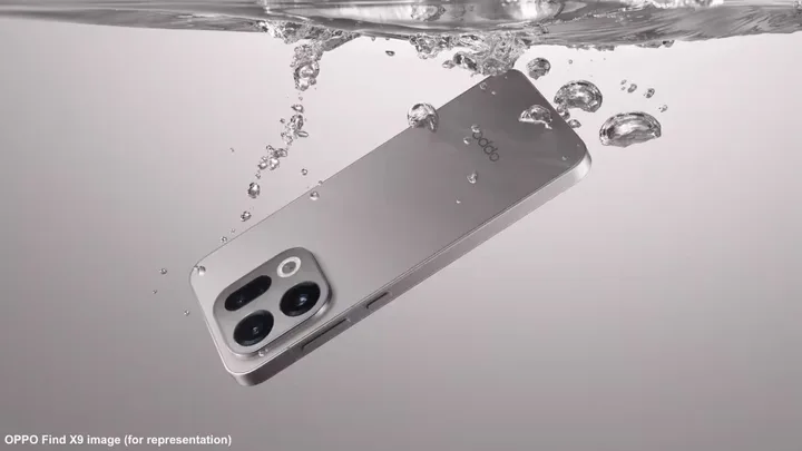 Telefon OPPO Find X10 scufundat în apă, cu design elegant și camere distincte.
