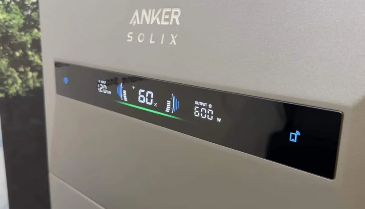 Display-ul Solarbank 4 E5000 Pro arătând parametrii de funcționare.