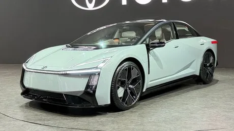 Un model Toyota modern expus la un eveniment auto, evidențiind designul său inovator.