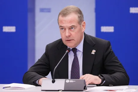 Dmitri Medvedev discutând despre atacurile rusești în Ucraina.