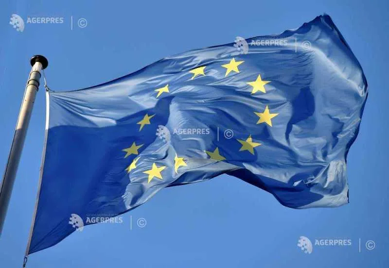 Steagul Uniunii Europene fluturând pe fundal albastru.