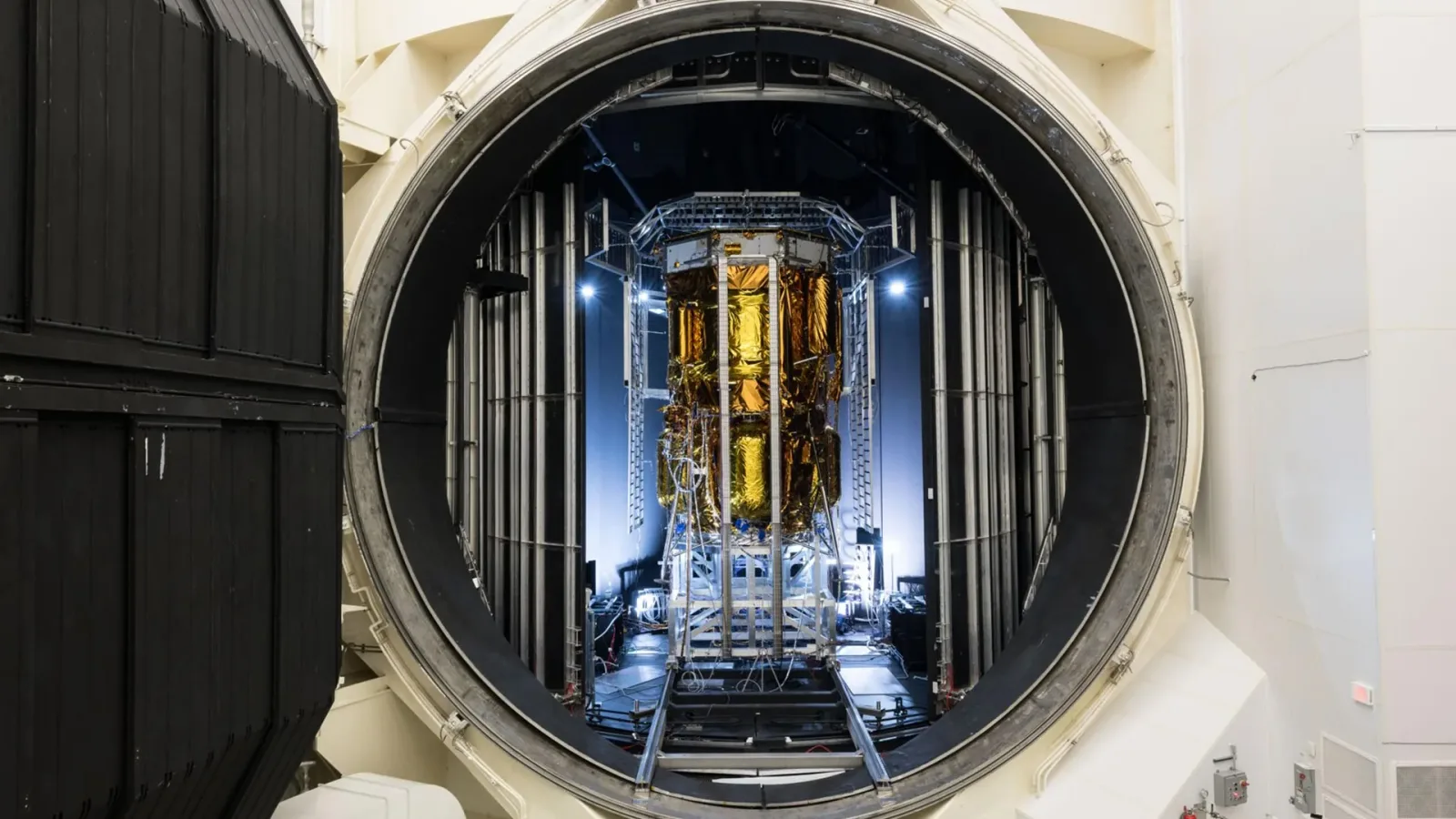 Modulul lunar Endurance în camera de vid a NASA pentru teste avansate.