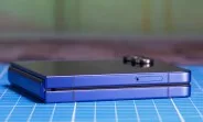 Samsung Galaxy Z Flip8 cu design nou și ecran fără cută, pe un fundal albastru.