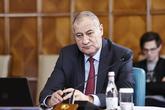 Marian Neacșu discutând despre demisiile secretarilor de stat PSD în Parlament.