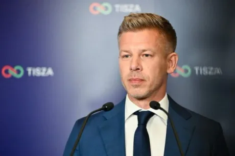 Péter Magyar discută despre prioritățile guvernului Tisza în cadrul unei conferințe de presă.