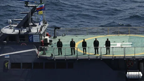 Ofițeri navali pe puntea unei nave în timpul exercițiilor comune.