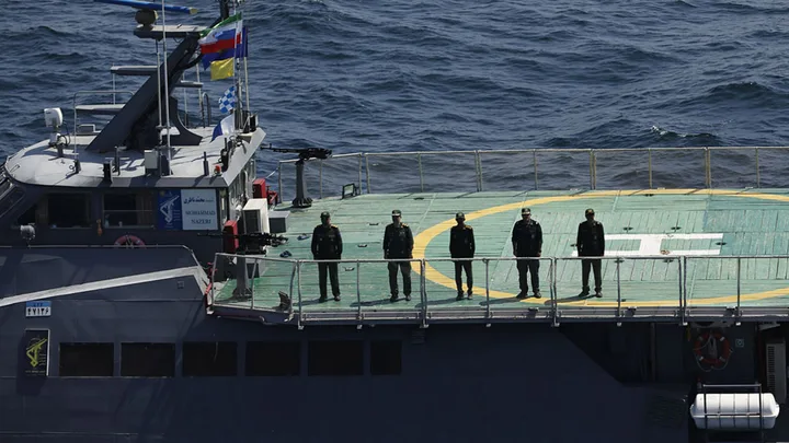 Ofițeri navali pe puntea unei nave în timpul exercițiilor comune.