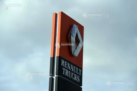 Logo-ul Renault Trucks sub un cer noros, simbolizând schimbările din companie.