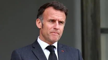 Emmanuel Macron reflectând asupra criticilor din partea Statelor Unite și Israel.