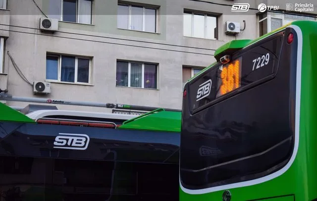 Autobuze STB parcate în București, pregătindu-se pentru schimbări în personal.