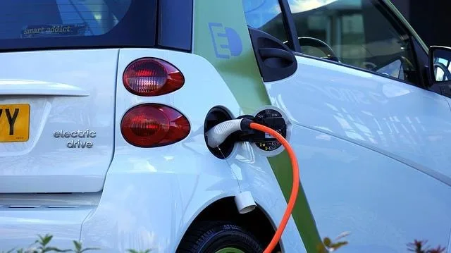 Mașină electrică în timpul încărcării, simbol al viitorului sustenabil.