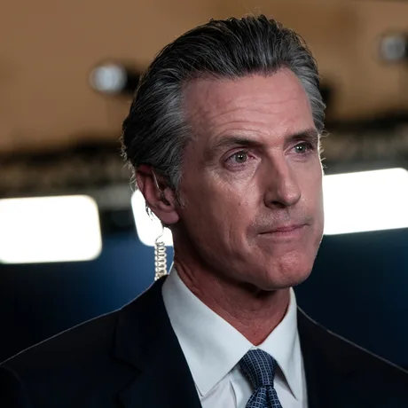 Gavin Newsom discutând despre politica externă a SUA la München.
