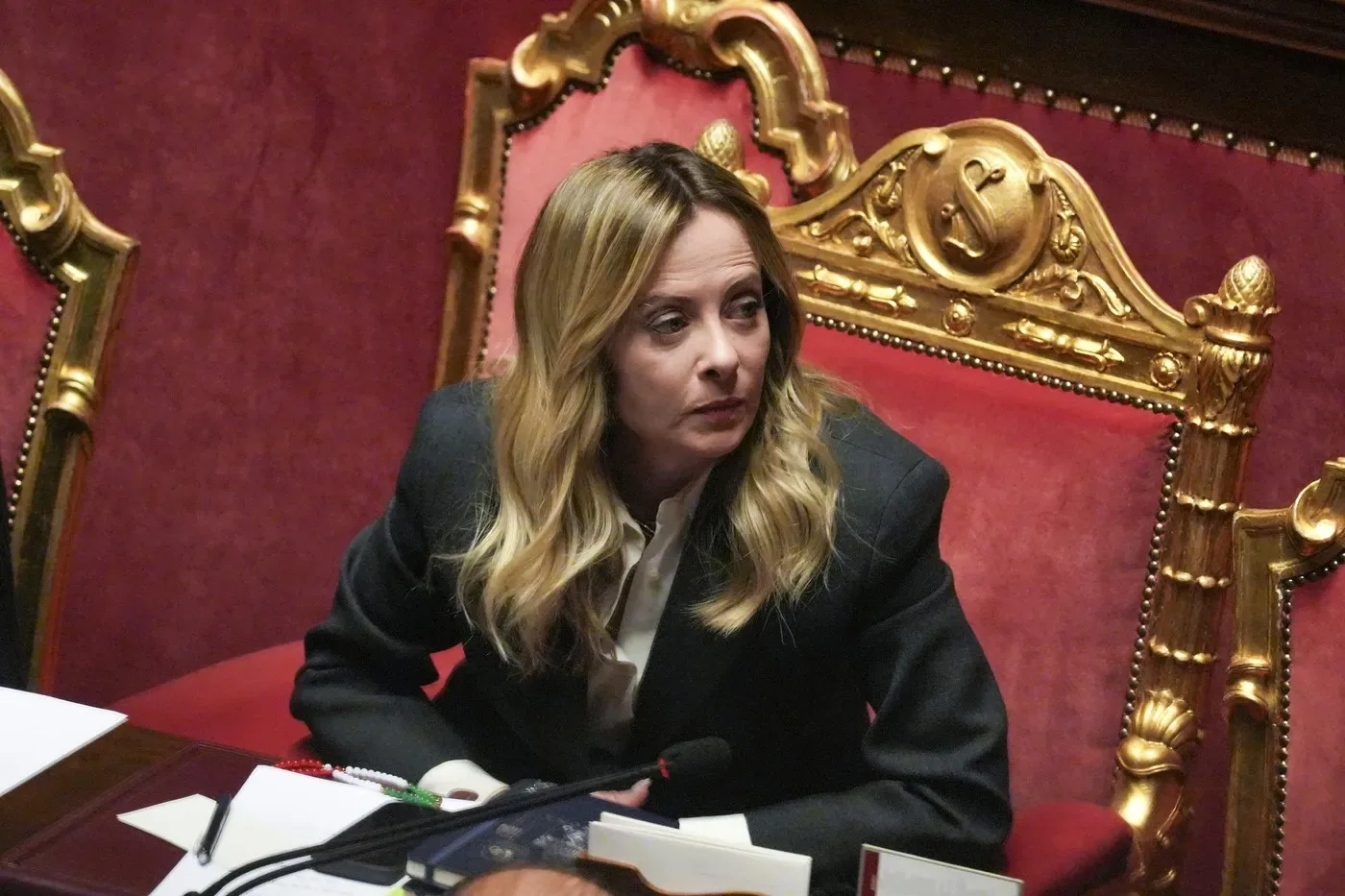 Giorgia Meloni în timpul unei ședințe oficiale, reflectând asupra tensiunilor internaționale.